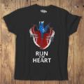 2019-02-19 koszulka męska czarna przód Run for Heart 24x28cm v2.jpg