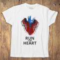 2019-02-19 koszulka męska biała przód Run for Heart 24x28cm v2.jpg